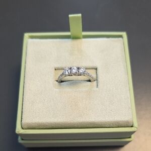 Delicate and Stunning White Gold & Diamond Women's Ring